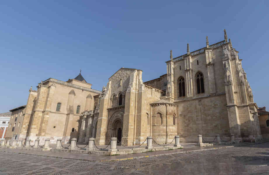 León 064 - real colegiata de San Isidoro.jpg
